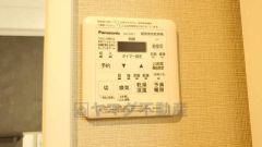 浴室暖房乾燥機付き。天候に左右されず、いつでも好きなときに洗濯物を干せるので、仕事や家事で忙しい方に重宝します。