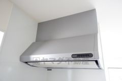 お手入れが簡単なスリム型レンジフードです。調理により発生する油煙や臭いを吸い込み、屋外へ排気してくれます。