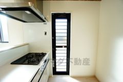 勝手口付きキッチン。においがこもりやすいキッチンの換気にも役立ちます。ごみの仮置きにもなり、便利です＾＾