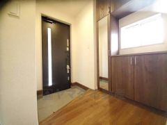 採光も考えられた明るい玄関です。シューズボックスは全身鏡付きで、お出かけ前にコーディネートのチェックが出来ますね。