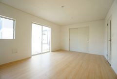 大きな窓のあるリビングは、陽光あふれる明るい空間です。居心地良く、ご家族皆がゆったり寛げる憩いの空間となりそうです。
