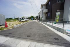 共有道路。大型車の通行がなく、騒音や振動が少ないので静かで快適な生活を送れます。
