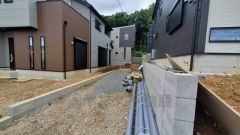 駐車スペースはゆとりある2台分を確保。マイカー用に、お客さま用に、余裕を持ってご利用いただけます。