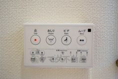 壁リモコンタイプのウォシュレット付き。すっきりした見た目で、トイレ奥の掃除もしやすいです。