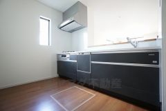 同仕様写真。リビングやダイニングからキッチン周りが丸見えにならない対面式キッチン。テレビ鑑賞や家族との対話がしやすく、ご家族の温かい時間を演出します。