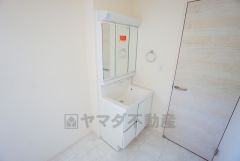 同仕様写真。三面鏡つき洗面台。鏡裏にたっぷりとした収納スペースがあります。鏡を閉めてしまえば小物は見えないため、スッキリとした印象の洗面台にできます。