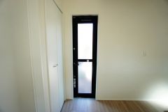 キッチン横には、家庭ごみの仮置きに重宝する勝手口付き。勝手口があることで、通風・採光の確保になります。