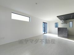 大きな窓のあるリビングは、陽光あふれる明るい空間です。居心地良く、ご家族皆がゆったり寛げる憩いの空間となりそうです。