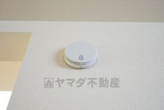 火災発生をいち早く知らせてくれる火災報知器は標準装備です。