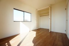 同仕様写真。暖かい日差しが差し込む洋室。たっぷり収納できるクローゼット付きでお部屋の中をすっきりと快適に保てます。