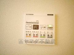 雨の日の洗濯も安心できる浴室暖房乾燥機付き浴室。リモコンで操作もボタン1つで簡単。