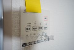 雨の日の洗濯も安心できる浴室暖房乾燥機付き浴室。リモコンで操作もボタン1つで簡単。