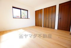 寛ぎの時間を紡ぎだす主寝室は、大型ベッドを置いても余裕の広さを確保しています。