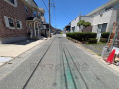 現地（2025年7月28日）撮影。住人以外の車の進入も少なく、小さなお子様を持つご家庭にも安心です。