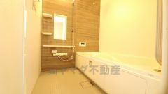 1日の疲れを癒すくつろぎのバスルーム。足を伸ばしてもゆったりと入れるサイズです。お子様と一緒にお風呂に入っても狭くないですね^^