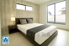 家具はイメージです。寛ぎの時間を紡ぎだす主寝室は、大型ベッドを置いても余裕の広さを確保しています。