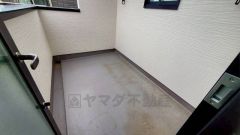 陽当たりの良いバルコニーです。お洗濯やお布団干しはもちろん、日光浴スペースにも。足元は防水工事施工済です。