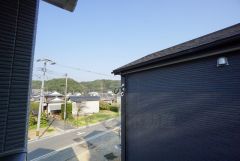 バルコニーからは緑豊かな景色を楽しむことが出来ます。