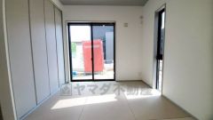 リビングからの続き間として和室をご用意しました。普段はリビングとつなげて開放的なスペースとして、来客時には客間としてお使いいただけます。