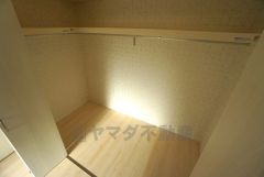 クロスがオシャレなハンガーパイプ付きクローゼットです