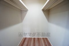 同仕様写真。収納力豊富なウォークインクローゼット。洋服や小物などを1箇所にまとめて美しい収納を実現します。スーツケースのような大型の荷物も置けます＾＾