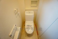 同仕様写真。温水洗浄機付トイレです。節水機能もあるので、安心して使えますね。もちろん、1階2階の2ヶ所にトイレがあるので、忙しい朝にもゆとりができますね。