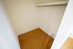 ウィークインクローゼット。広々した空間は日常のものから趣味の道具まで様々なものを収納してくれます。