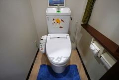 温水、暖房、ウォシュレット付の高機能トイレです。上部には便利な収納棚がついているので、スッキリとした空間にできます＾＾
