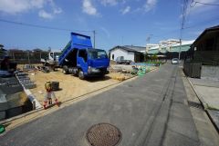 現地（2025年5月20日）撮影。大型車の通行が少なく、騒音や振動が少ないので静かで快適な生活を送れます。