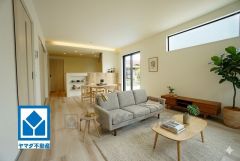 広々とした設計で、家族が集いやすく、くつろぎやすいリビングです。家具はCGによるイメージ画像です。