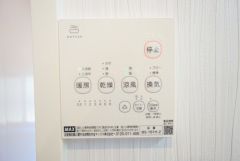 雨の日の洗濯も安心できる浴室暖房乾燥機付き浴室。リモコンで操作もボタン1つで簡単。