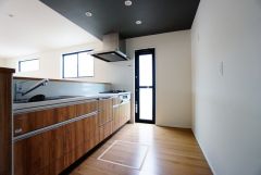 収納も、作業スペースも広々と設けられた使いやすいシステムキッチンです＾＾カウンタ ーキッチンなので、ご家族と会話をしながら楽しくお料理ができます＾＾