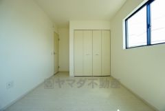 同仕様写真。暖かい日差しが差し込む洋室。たっぷり収納できるクローゼット付きでお部屋の中をすっきりと快適に保てます。