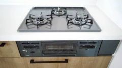 同時にたくさんの料理が調理できる3口コンロ。長時間熱を通しておきたい煮込み料理を作りながら、炒め物など同時進行で進められます。