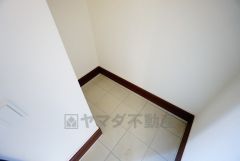 ベビーカーや泥のついたおもちゃをしまうのに便利なスペースです。玄関周りをスッキリさせることが出来ます＾＾