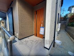 家の顔となる玄関扉がかっこいいと、たくさんの人を招き入れたくなりますね＾＾奥まって設置されており、雨にも濡れにくくなっています。