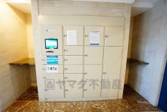 不在時でも荷物が受け取れる宅配ボックス完備。共働きの家庭や外出の多い方に便利。お子様の留守番中も安心ですね＾＾