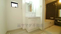 三面鏡つき洗面台。鏡裏にたっぷりとした収納スペースがあります。鏡を閉めてしまえば小物は見えないため、スッキリとした印象の洗面台にできます。