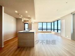 大きな窓のあるリビングは、陽光あふれる明るい空間です。居心地良く、ご家族皆がゆったりくつろげる憩いの空間となりそうです。