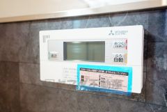 湯量・湯温の設定、そして保温までワンタッチのフルオートバス。便利な追い炊き機能付きです。