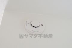 火災による煙や熱を感知して、警報音やブザー等で火災の発生を知らせてくれる火災警報器。