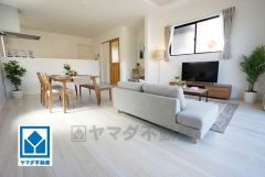 家具はイメージです。温かみのある雰囲気と、キッチンでの作業性を兼ね備え、家族の笑顔あふれる団らんのひと時をお過ごしいただける設計になっています。