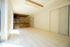 折り上げ天井により空間に奥ゆき生まれ、部屋がより広く見えます。