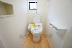 温水洗浄機付トイレです。節水機能もあるので、安心して使えますね。もちろん、1階2階の2ヶ所にトイレがあるので、忙しい朝にもゆとりができますね。
