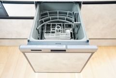 食事の後の手間を解消する食器洗い乾燥機付。冬場の洗い物で手荒れの悩みもなくなります。手洗いよりも節約できて便利。