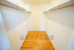 収納力豊富なウォークインクローゼット。洋服や小物などを1箇所にまとめて美しい収納を実現します。スーツケースのような大型の荷物も置けます＾＾