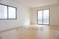 同仕様写真。大きな窓のあるリビングは、陽光あふれる明るい空間です。居心地良く、ご家族皆がゆったり寛げる憩いの空間となりそうです。