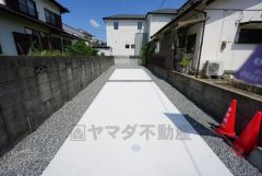 駐車スペースはゆとりある2台分を確保。マイカー用に、お客さま用に、余裕を持ってご利用いただけます。