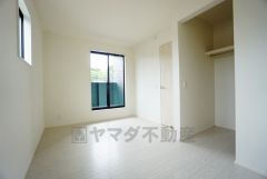 住む人のこだわりを活かす洋室。日当たりがよく、寝室としての利用もおすすめ。広めのクローゼットには荷物をすっきり片付けられ、ゆとりのある暮らしが出来ます＾＾