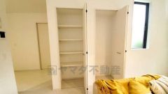 物が散らかりやすいリビングに収納スペースを確保。書類や雑貨をひとまとめにできまるため、お部屋をすっきりさせることが出来ます。